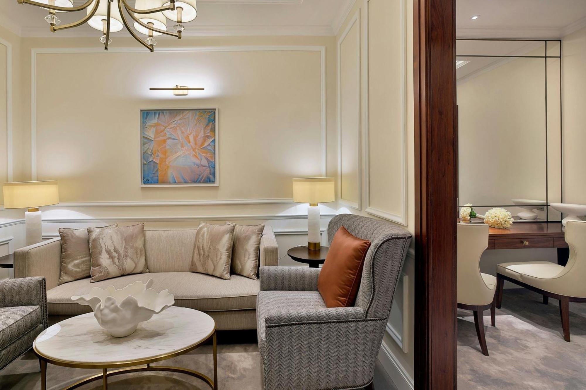 The Ritz-Carlton, Amman Hotel Bagian luar foto A suite at the hotel