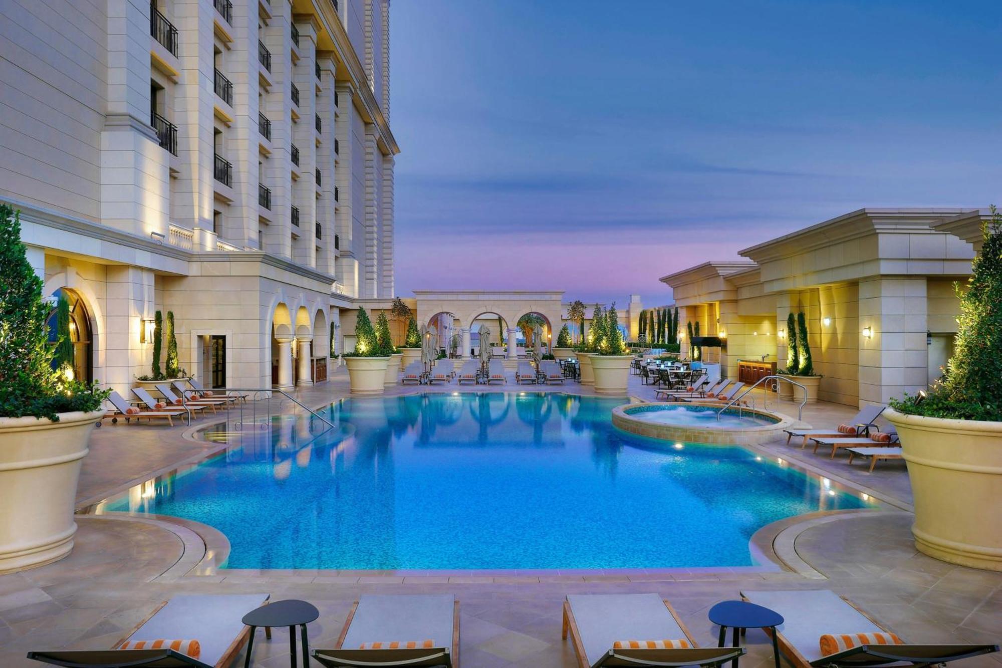 The Ritz-Carlton, Amman Hotel Bagian luar foto The swimming pool at the hotel