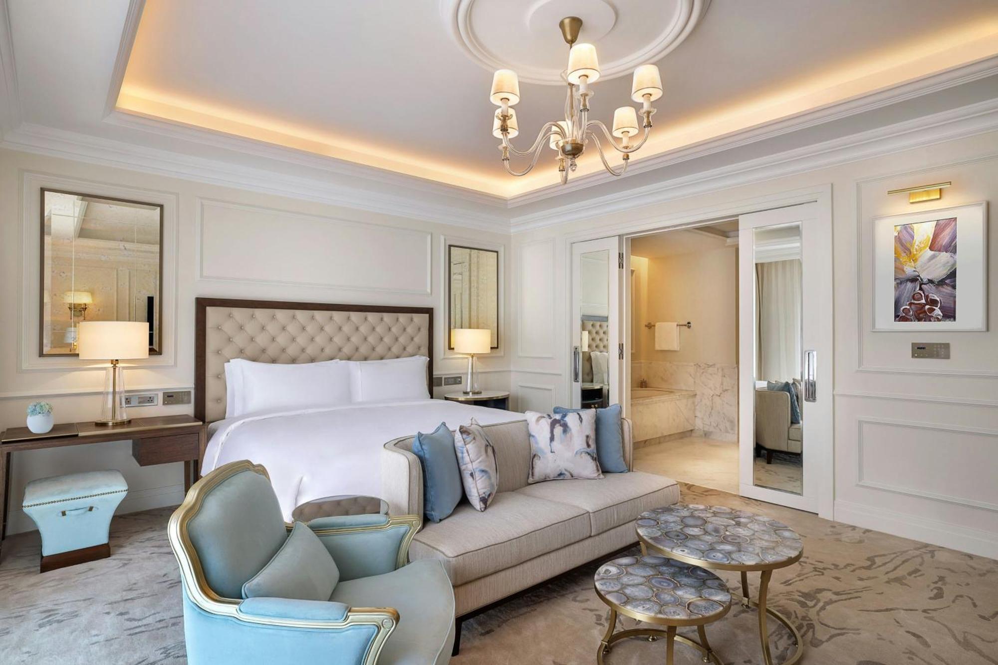 The Ritz-Carlton, Amman Hotel Bagian luar foto A bedroom at the hotel