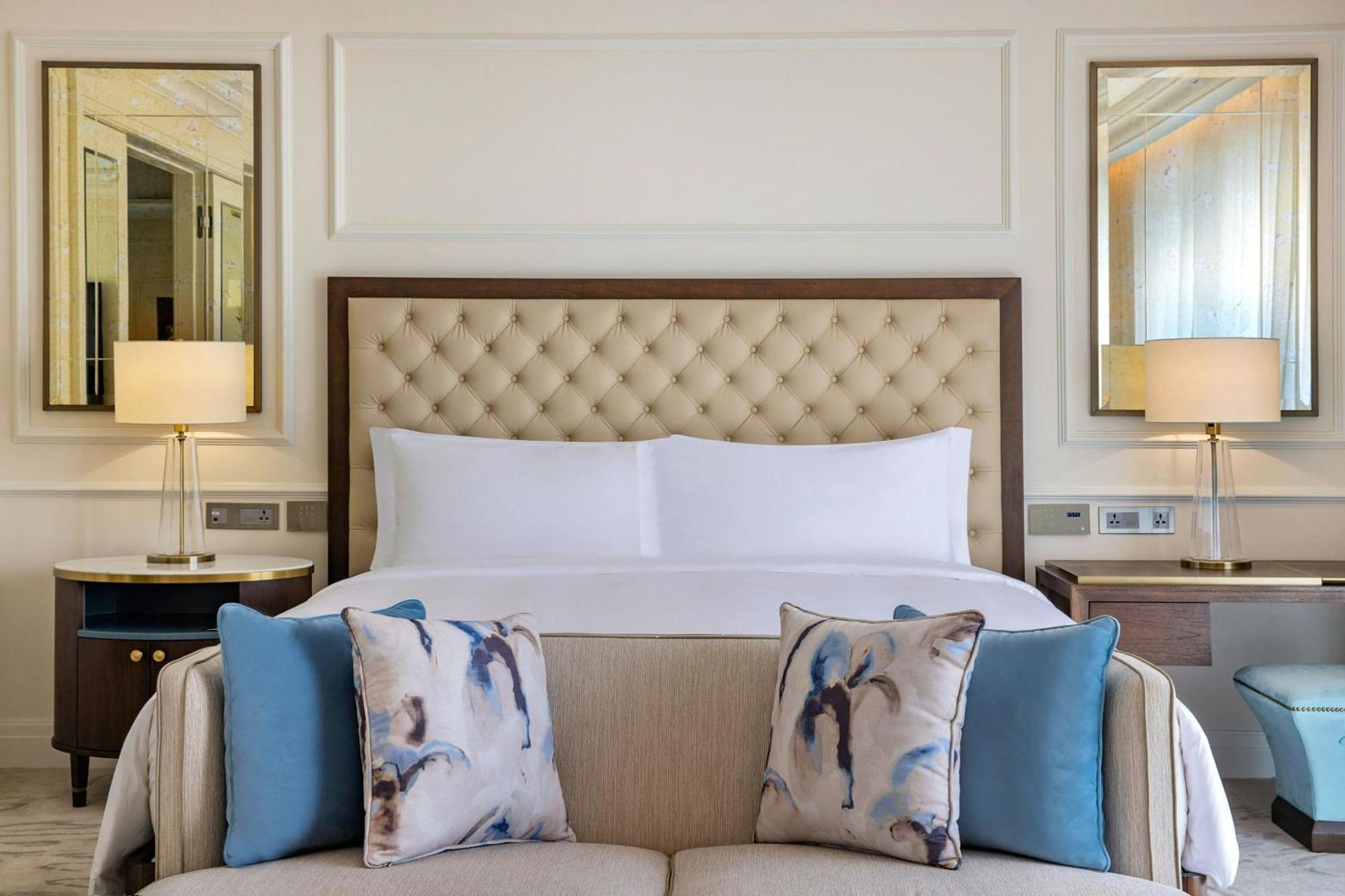 The Ritz-Carlton, Amman Hotel Bagian luar foto A bedroom at the hotel