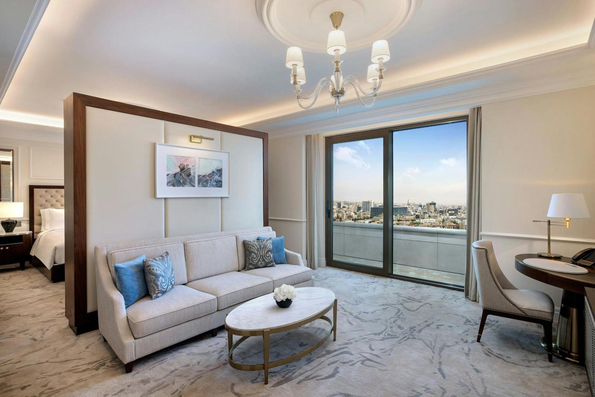 The Ritz-Carlton, Amman Hotel Bagian luar foto A suite at the hotel