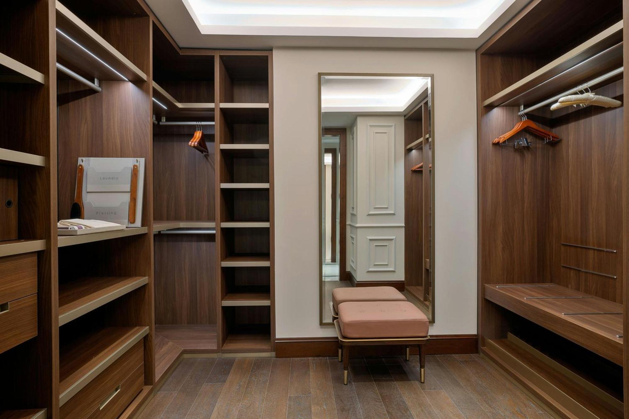 The Ritz-Carlton, Amman Hotel Bagian luar foto A walk-in closet