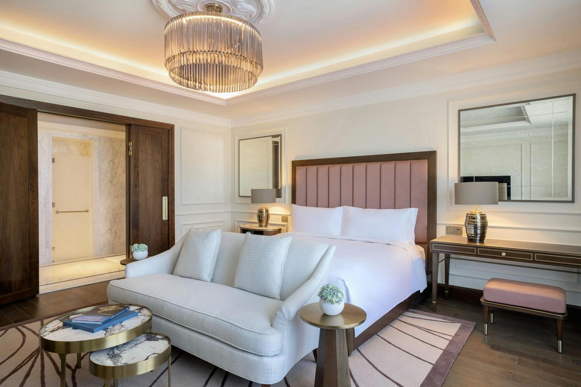 The Ritz-Carlton, Amman Hotel Bagian luar foto A bedroom at the hotel