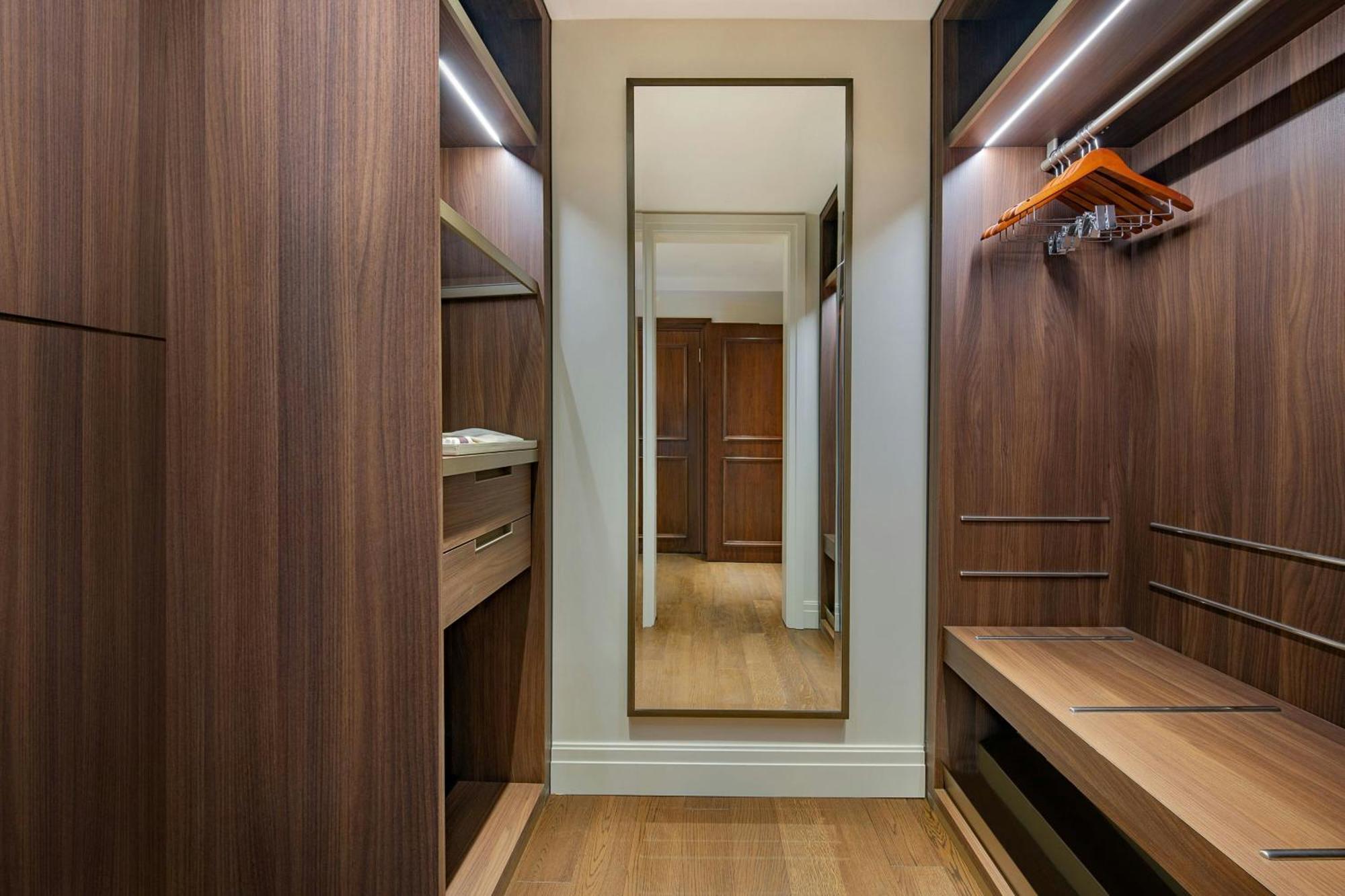 The Ritz-Carlton, Amman Hotel Bagian luar foto A walk-in closet
